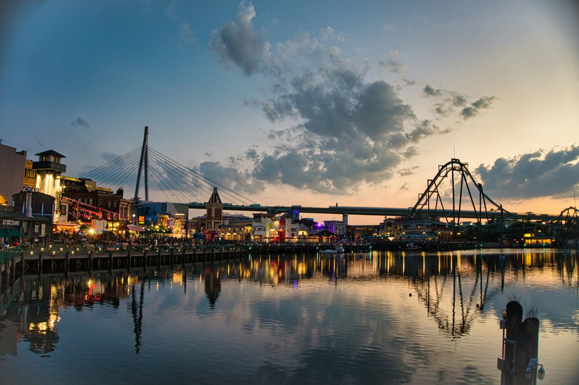 大阪ユニバーサルシティウォークの夕暮れ - Photo by ryuta on Unsplash