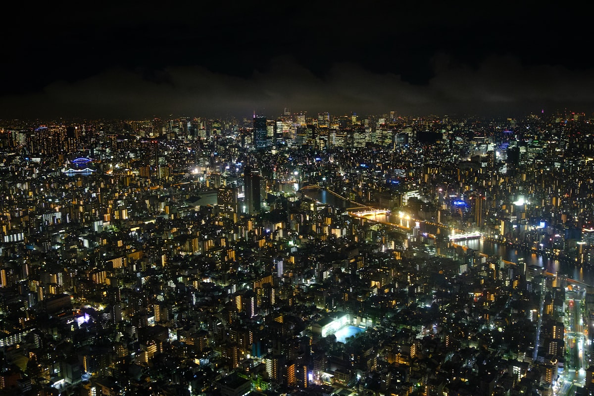 都市の美しい夜景パノラマ - Photo on Unsplash