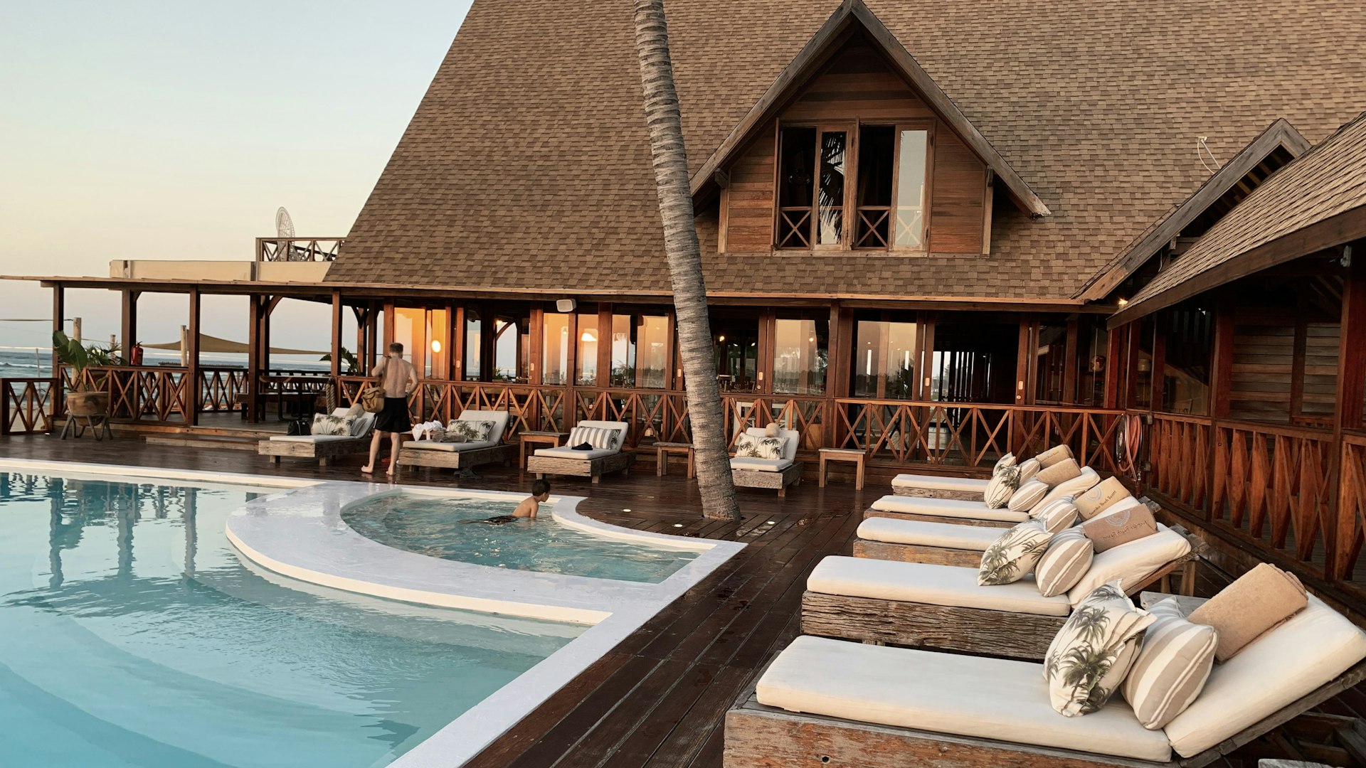 清潔で快適な禁煙ホテルの客室 - Photo on Unsplash